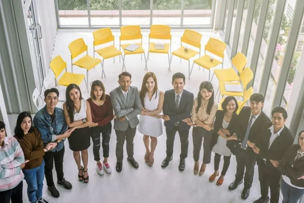 Hình ảnh bàn tay giữ cân bằng giữa tiền và niềm vui, biểu tượng cho cá cược có trách nhiệm tại GK88